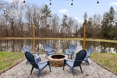 Image de Peaceful 9-Acre Retreat with Pond, Hot Tub, Trails & Game Room – 3br/2. 5ba