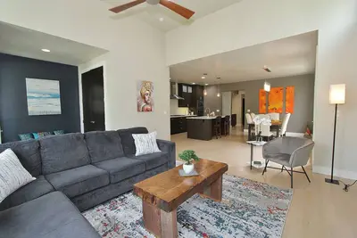 Image de 4 Bdrm Plus Office Niche in Southeast Boise Near Neighborhood Pool!