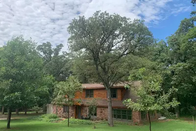 Image de Cozy Route 66 Cabin - The Gate House — a cozy, beautifully curated retreat in Edmond, Ok.