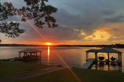 Image de Logan Martin Lake- 3/2 waterfront home with breathtaking views and calm waters