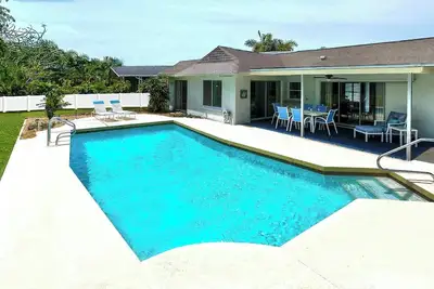 Image de Book Now & Save! ! Close To Img! Base Rent has been Reduced by 20 percent! Lovely Three Bedroom Two Bath Heated Pool Home Close To Anna Maria Island!