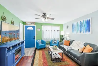 Image de Vibrant  Pet and Family friendly fully fenced yard great location