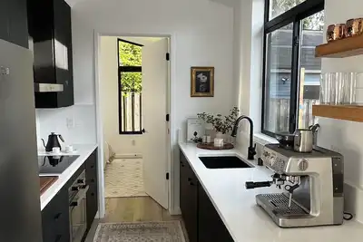 Image de Abodu Modern Cottage 2bd with hot tub - walkable to Greenlake