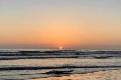 Image de Huge Unit w/Pvt Deck and Jacuzzi Tub+5 min 2 Ocean.