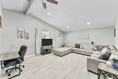 Image de Stylish & Modern Sierra Vista Getaway with Pool!
