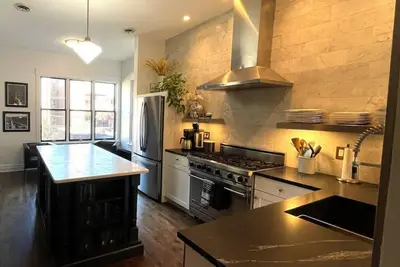 Image de Flat in Lincoln Park 2-Flat Central to Everything