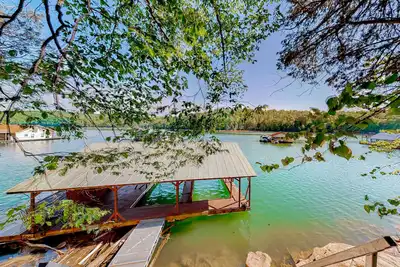 Image de Dog-friendly waterfront home with a firepit, grill, deck, board games, & dock