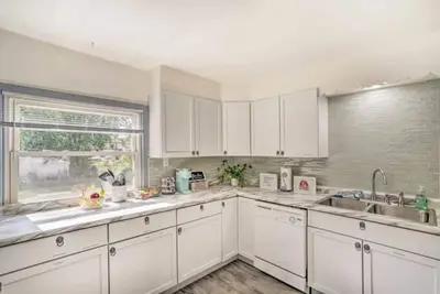 Image de King & queen beds with spacious private backyard!