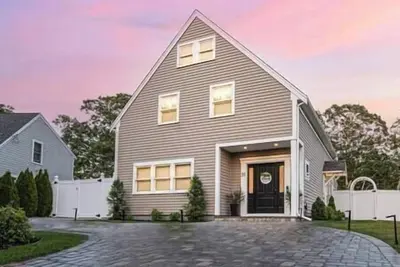 Image de Renovated & Sophisticated Home Near Beach & Shops!