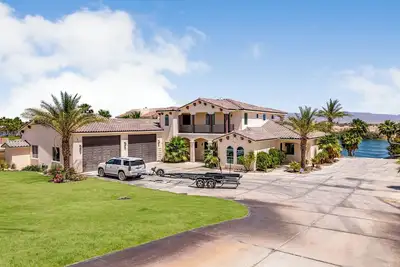 Image de Custom Needles Estate with Private Loading Dock