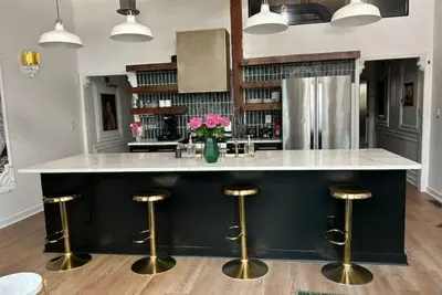 Eclectic Downtown Hampton Lofts walking distance from local eateries!