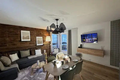 Image de Calme Centrale Verdoyant