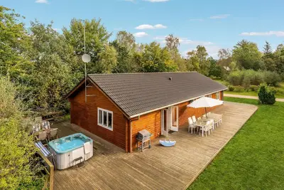 Image de Belle maison Ă FĂĄrvang avec jacuzzi