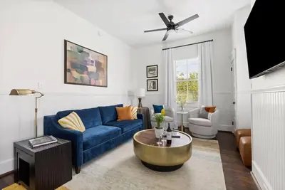 Image de A4 at Saint Philip Square, One Block to King, Top Floor Courtyard View Apartment