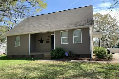 Image de Encanto! ! A cheerful 2-bedroom first floor home.