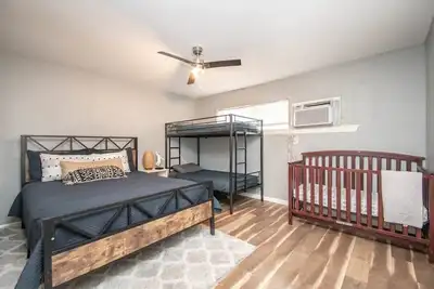 Image de Sleeps 6 | 2 Beds + Bunk | Crib | Budget-Friendly