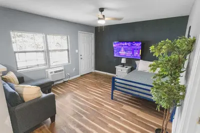 Image de Cozy Stay | 3 Full Beds | Near Heb & Hwy