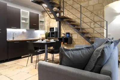 Station & Polytechnic Stylish Apt with Netflix