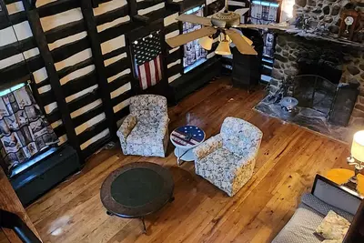 Image de 1798 historic log cabin and 3 acres in Gettysburg you can rent privately.