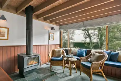 Image de Magpies Nest is a cozy freestanding chalet.