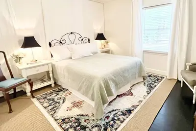 Image de Decorator's Cozy Cottage adjacent to Vsu and Sgmc