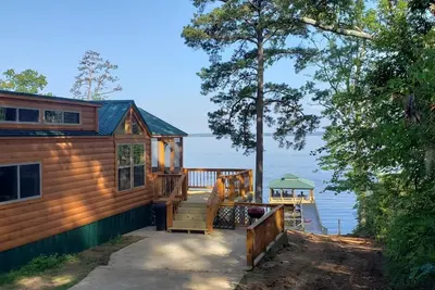 Image de Tiny Toledo - Lakefront Cabin with Boathouse, Fishing Pier, and Dramatic Sunsets