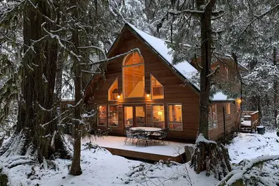 Newly Remodeled Cedar Chalet with Hot Tub and Sauna, near Mt Baker!