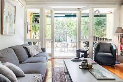 Image de Get Cozy by the Fire in the Sought-after City Suburbs