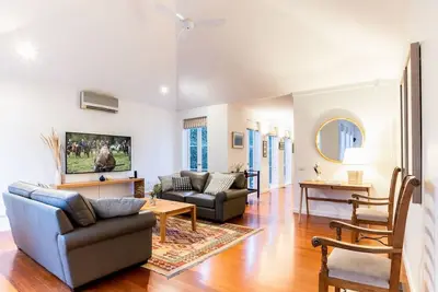 Image de Sun-Soaked Sanctuary in the heart of Richmond