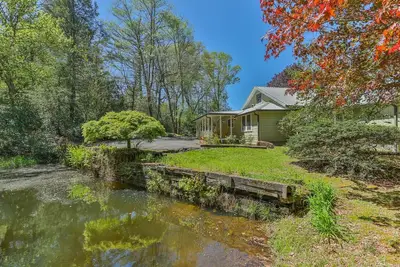 Image de Beautifully renovated cottage only 6 minutes to Cashiers!