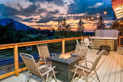 Image de Quail Haven- A-frame cabin with hot tub, views, and more!