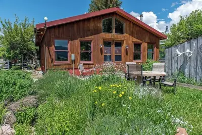 Cozy Handcrafted Cabin in Downtown Victor