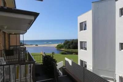 Image de A light and airy 2 bedroom beachfront unit with views of Trial Bay from the balcony.