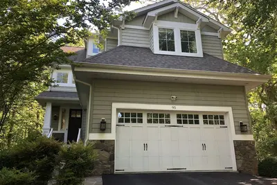 Image de Bay Ridge Beauty with Wooded Serenity and Community Water Views