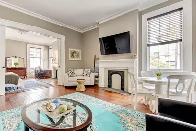 Image de York Street Living! Parking Pass Included!