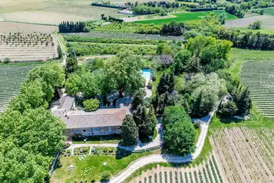 Image de La Chapelle, gîte avec piscine chauffée en Provence