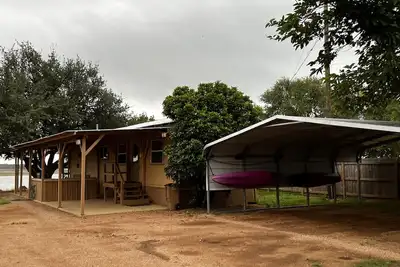 Image de Lake Buchanan Water Front Cabin ~ Hot Tub, Fire Pit lounge, Grill, Kayaks.