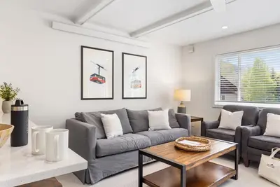 Image de Outpost: Pitchfork 2104 - Close to Snow King Mountain