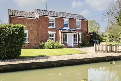 Riverside Cottage, pet friendly, with open fire in Stalham