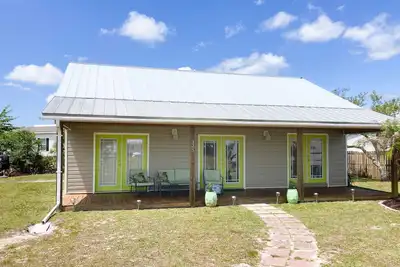 Image de Dog-friendly cottage near the beach with patio, grill, washer/dryer, partial Ac