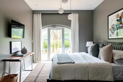 Image de 109 Lower Floor the Church St Collection with Pool