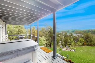 Image de Scenic Douglas Lake home w/ deck, hammocks, & hot tub - free attraction tickets