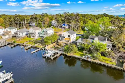 Image de Waterfront home and Oasis with private dock, outdoor bar and firepit