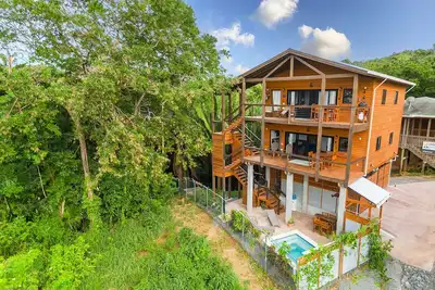 Image de 4-Bedroom house w/ Pool, walk to West End Beaches and Dining. Stunning Views!