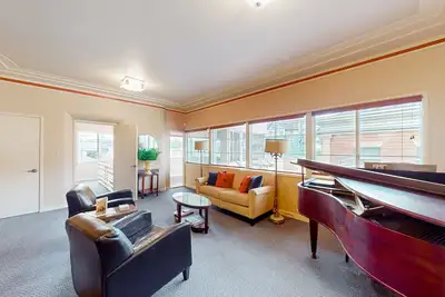 Image de Vintage downtown apt with balcony, W/D, streaming, kitchen & close to the ocean