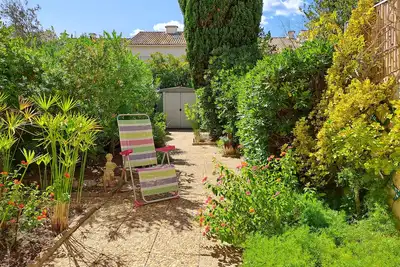 Image de Les Pinedes - Un jardin fleuri à côté de la plage