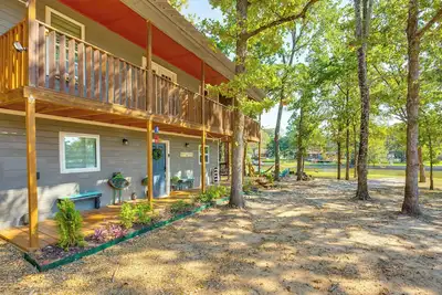 Image de Lake View & Decks: Waterfront Cedar Creek Retreat!