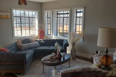 Image de Private Historic Downtown Holly Apartment