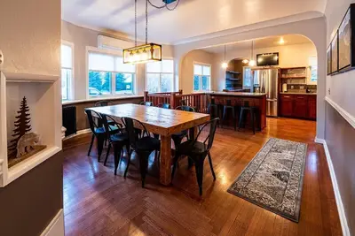 Image de Luxury Family Stay in Downtown Cody Sleeps Up to 16