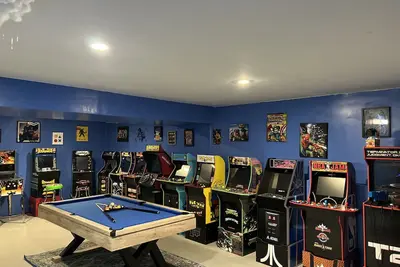 Image de \"A Retreat Getaway • Magical Theater, Game Room & Hot Tub! \"